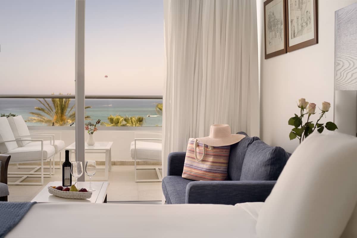 studio, sea view | minibar, in-room safe, desk, laptop workspace