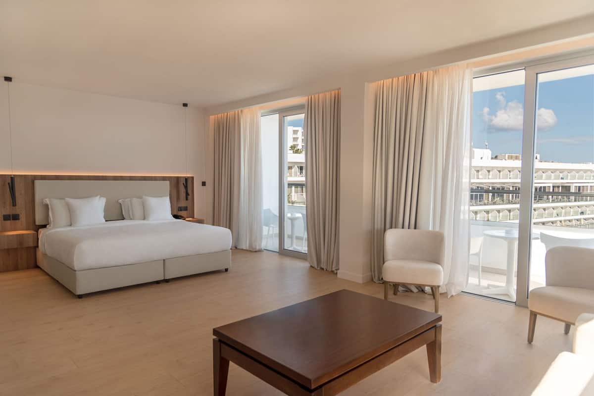 1 bedroom, minibar, in-room safe, desk