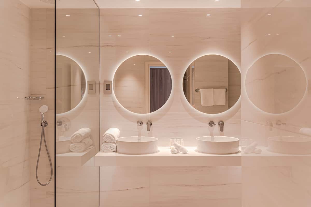 superior suite, sea view | bathroom | free toiletries, hair dryer, bathrobes, slippers