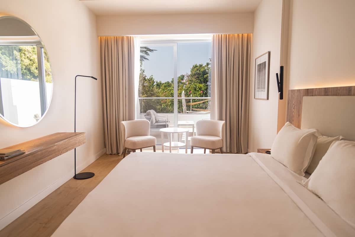 Superior Studio, Partial Sea View | 1 bedroom, minibar, in-room safe, desk