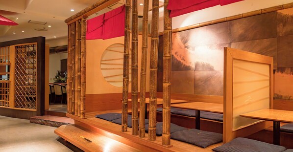 2 restaurants, breakfast, dinner served; Japanese cuisine