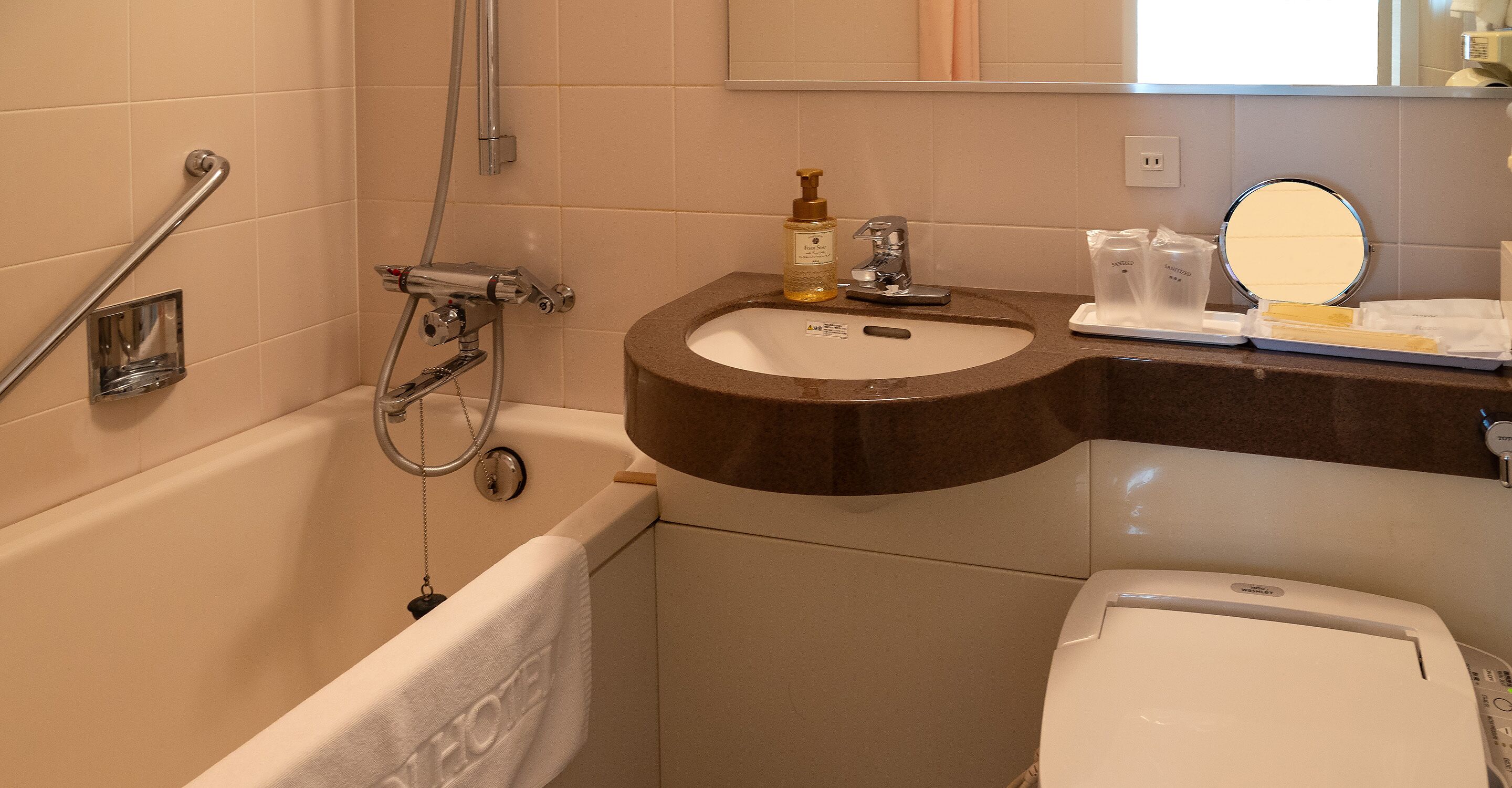 connecting room, non smoking | bathroom | combined shower/bathtub, free toiletries, hair dryer, slippers