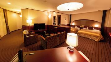 Junior Suite, Non-Smoking | Down duvets, desk, blackout curtains, soundproofing