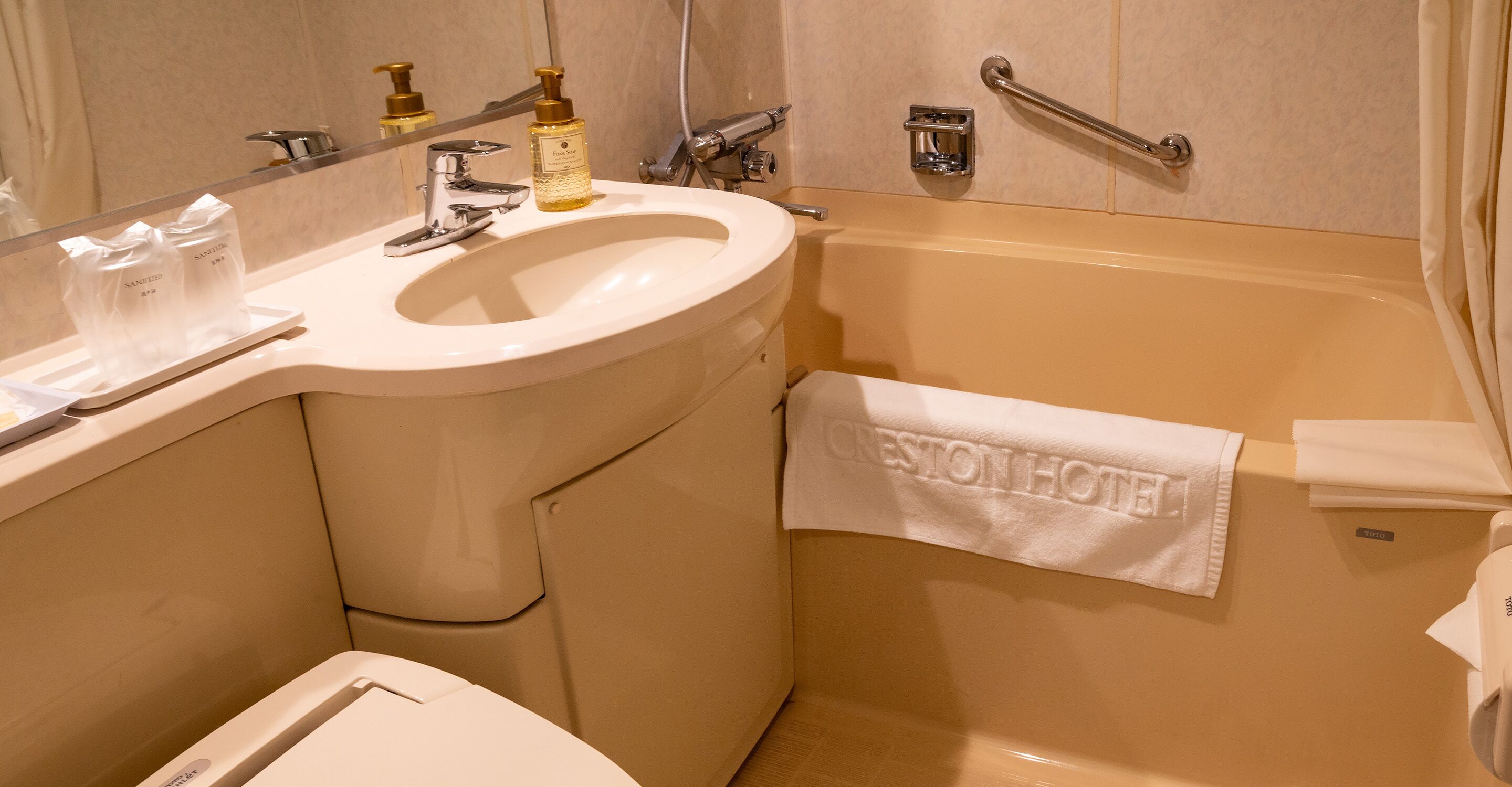 combined shower/bathtub, free toiletries, hair dryer, slippers