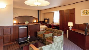 Kamer, niet-roken (Junior Suite) | Donzen dekbedden, een bureau, verduisterende gordijnen