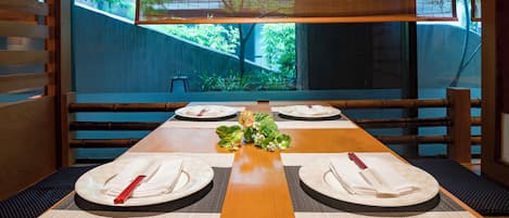 2 restaurantes; se sirve desayuno y cena; cocina japonesa