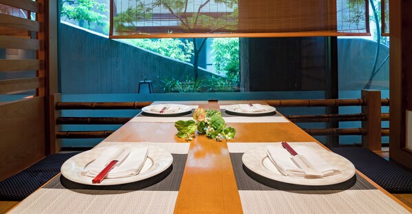 2 restaurants, breakfast, dinner served; Japanese cuisine