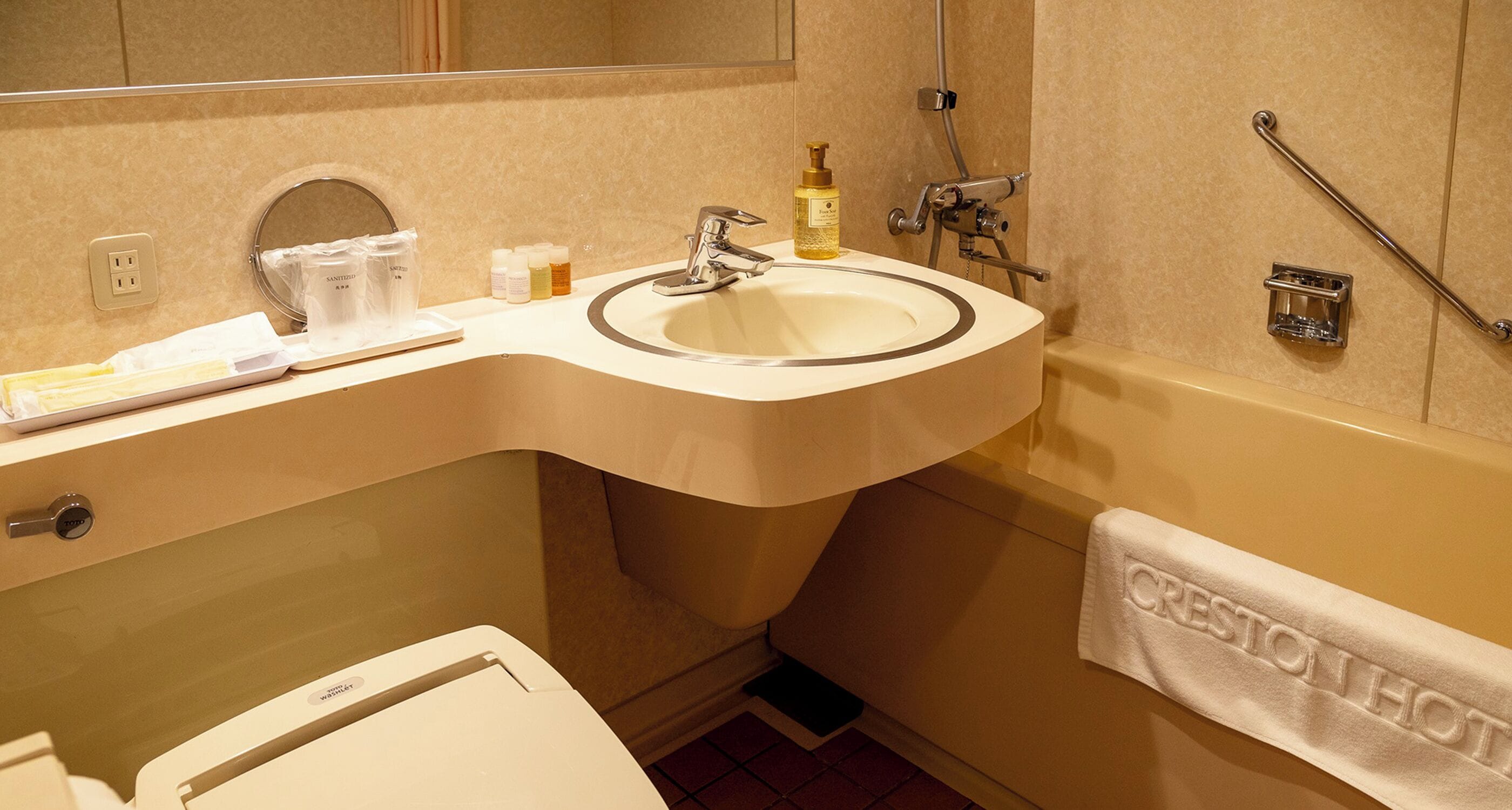 junior suite, non-smoking | bathroom | combined shower/bathtub, free toiletries, hair dryer, slippers