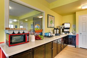 Free daily self-service breakfast - Island Hotel Port Aransas (Port Aransas)