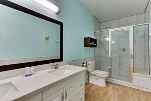 Suite | Bathroom | Combined shower/tub, free toiletries, hair dryer, towels