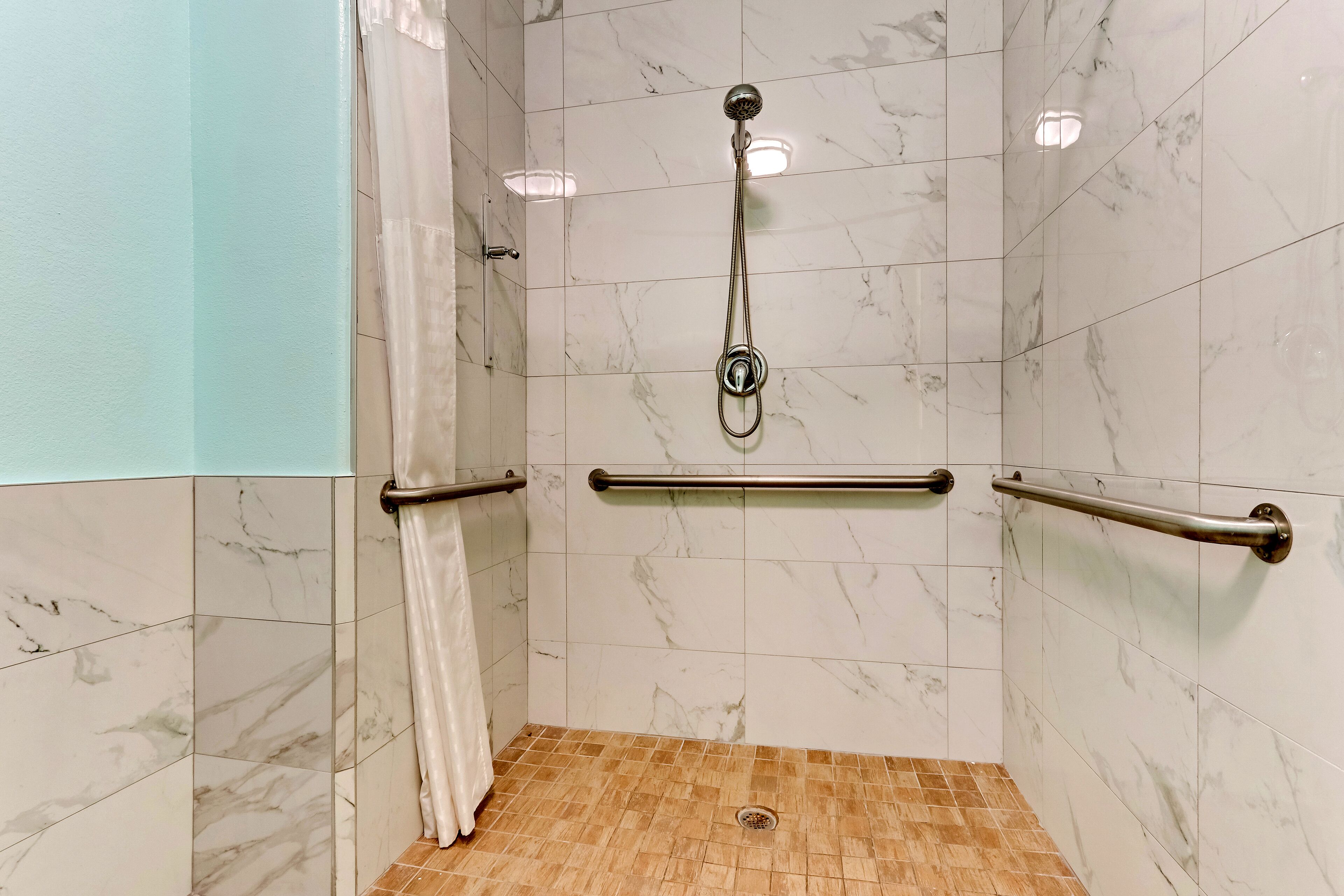 economy room, 1 queen bed | bathroom | combined shower/bathtub, free toiletries, hair dryer, towels