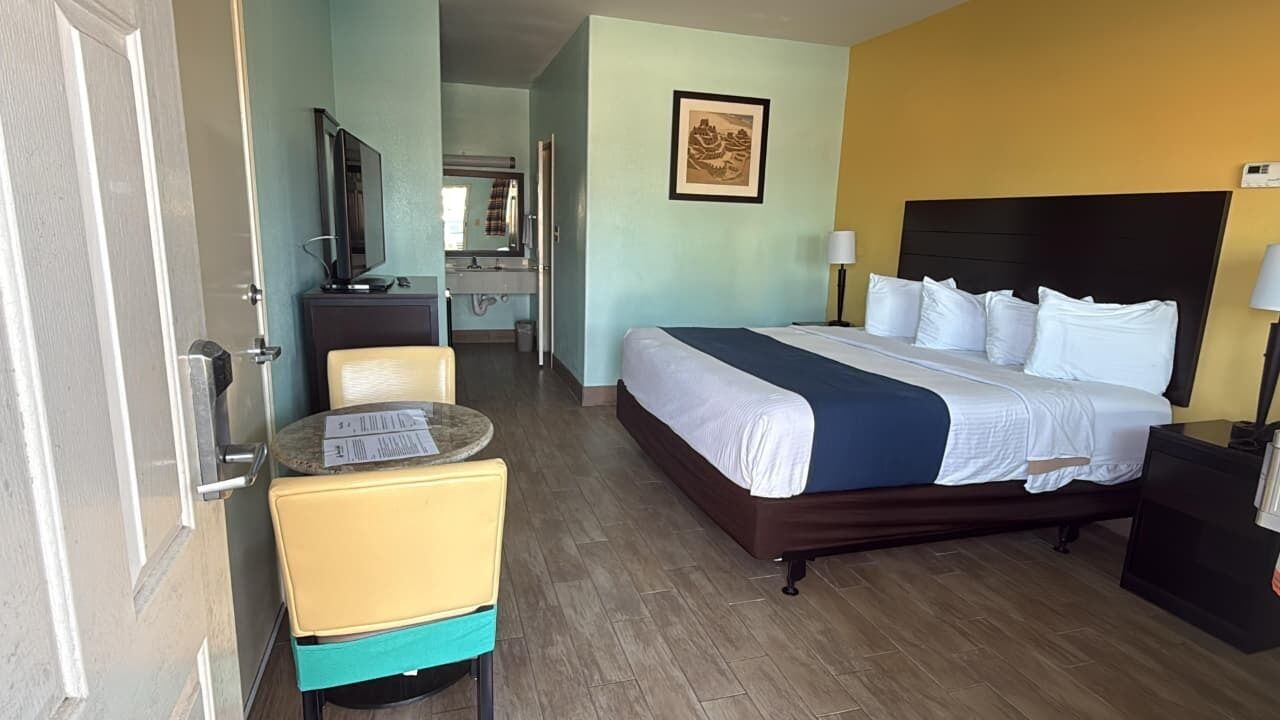 Premium bedding, desk, iron/ironing board, free WiFi