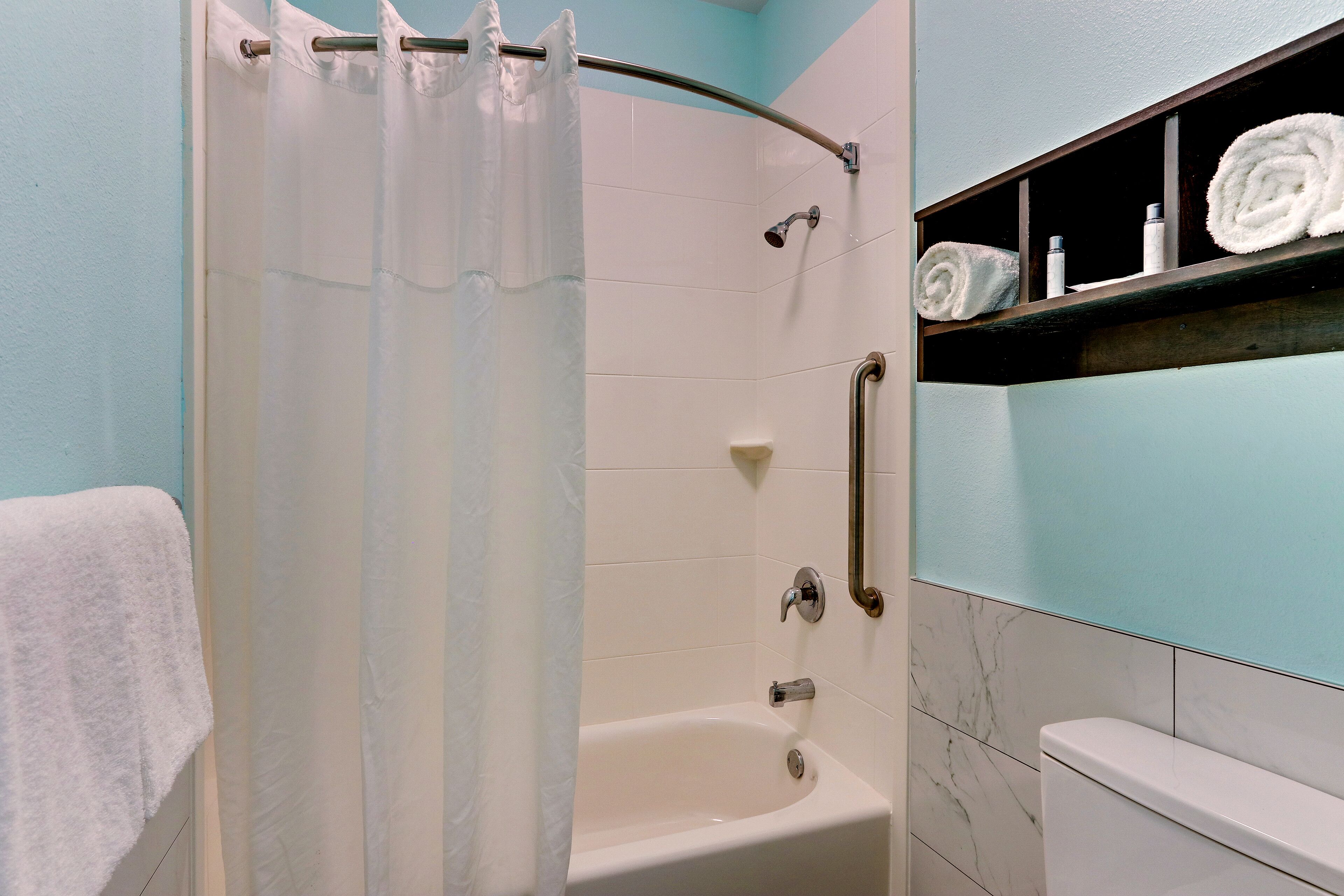 combined shower/bathtub, free toiletries, hair dryer, towels