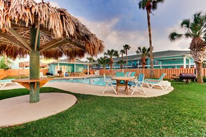 Outdoor pool, pool umbrellas - Island Hotel Port Aransas (Port Aransas)