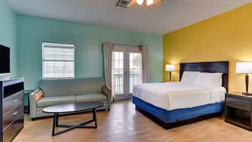 Premium bedding, desk, iron/ironing board, free WiFi