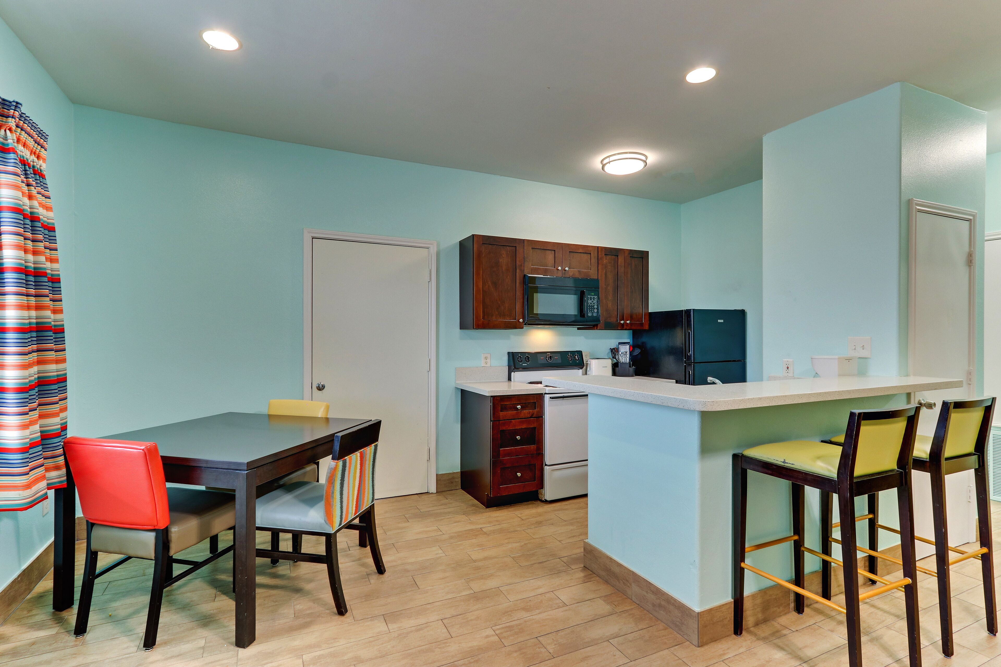 suite | private kitchen | fridge, microwave, coffee/tea maker