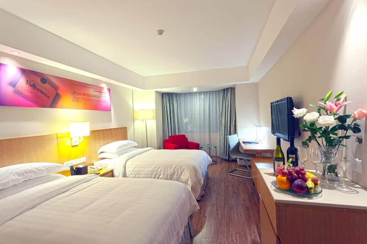 Superior kamer | Luxe beddengoed, een minibar, een kluis op de kamer, een bureau