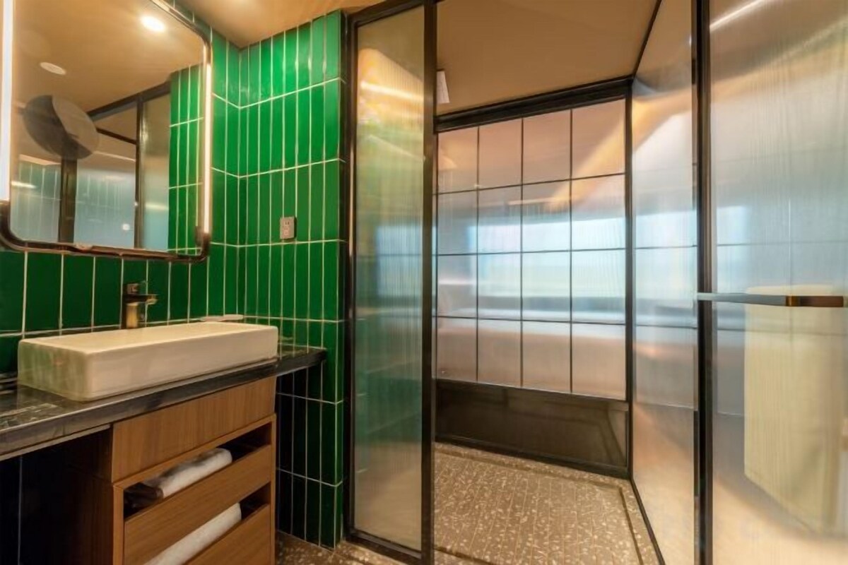 Dusche, kostenlose Toilettenartikel, Bademäntel, Hausschuhe
