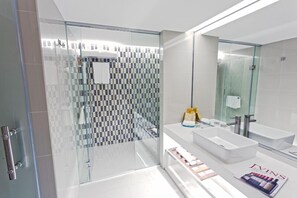 Shower, perlengkapan mandi gratis, jubah mandi, dan sandal