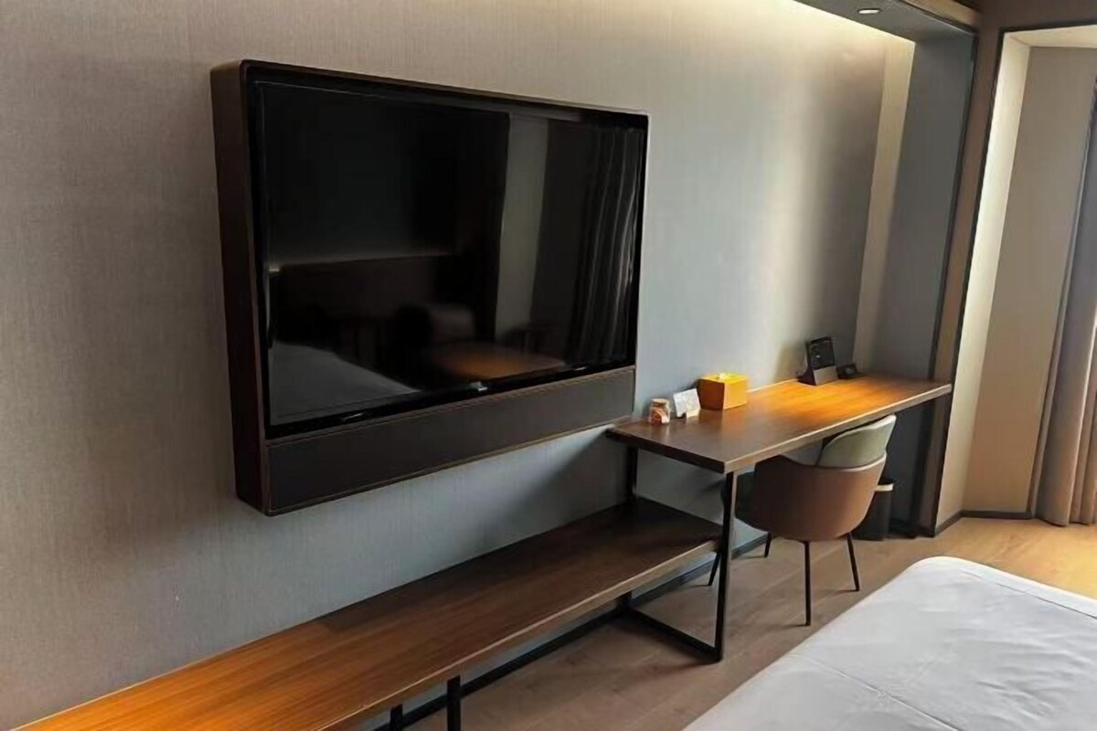 Hochwertige Bettwaren, Minibar, Zimmersafe, Schreibtisch