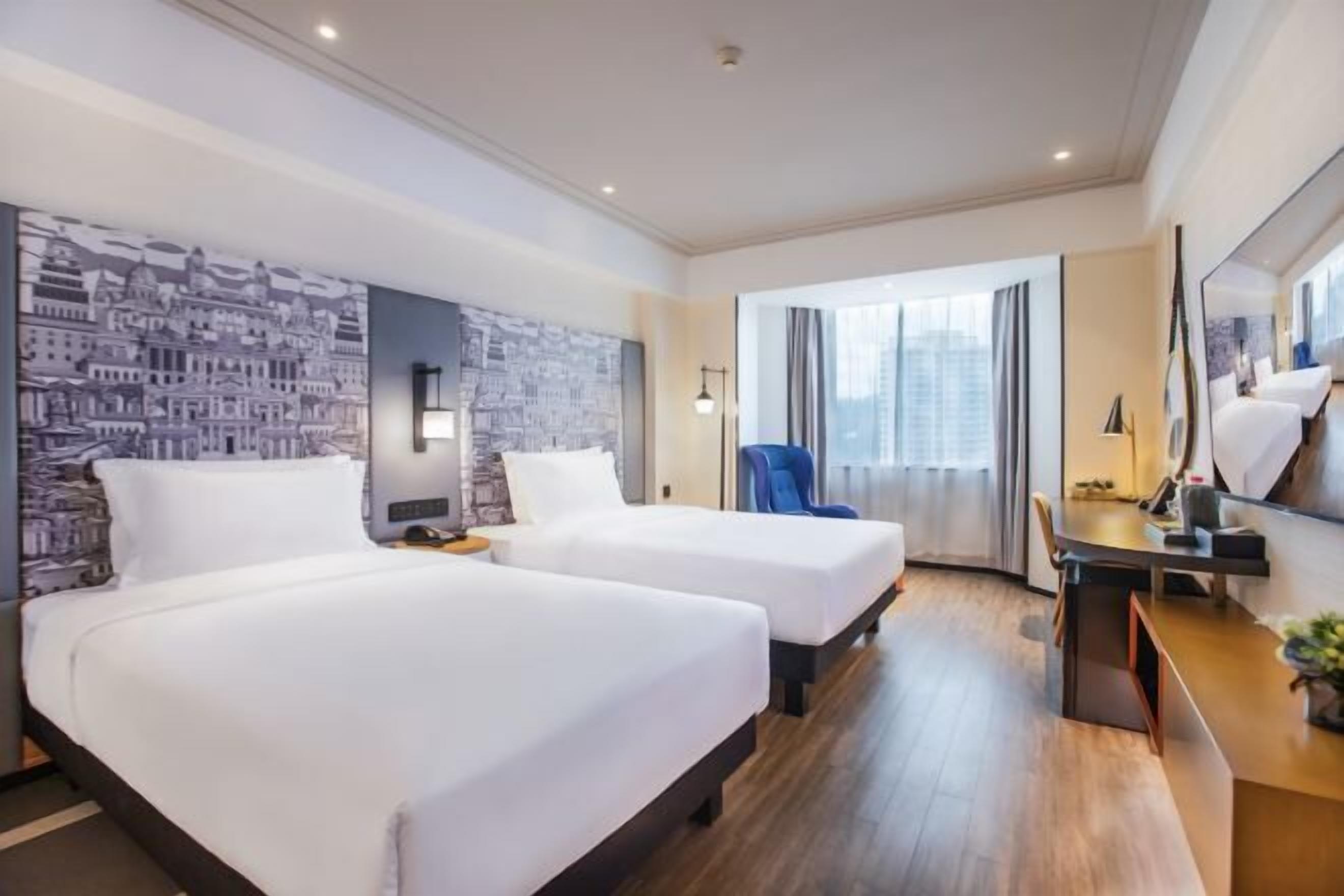 Bộ đồ giường cao cấp, minibar, két bảo mật tại phòng, bàn 