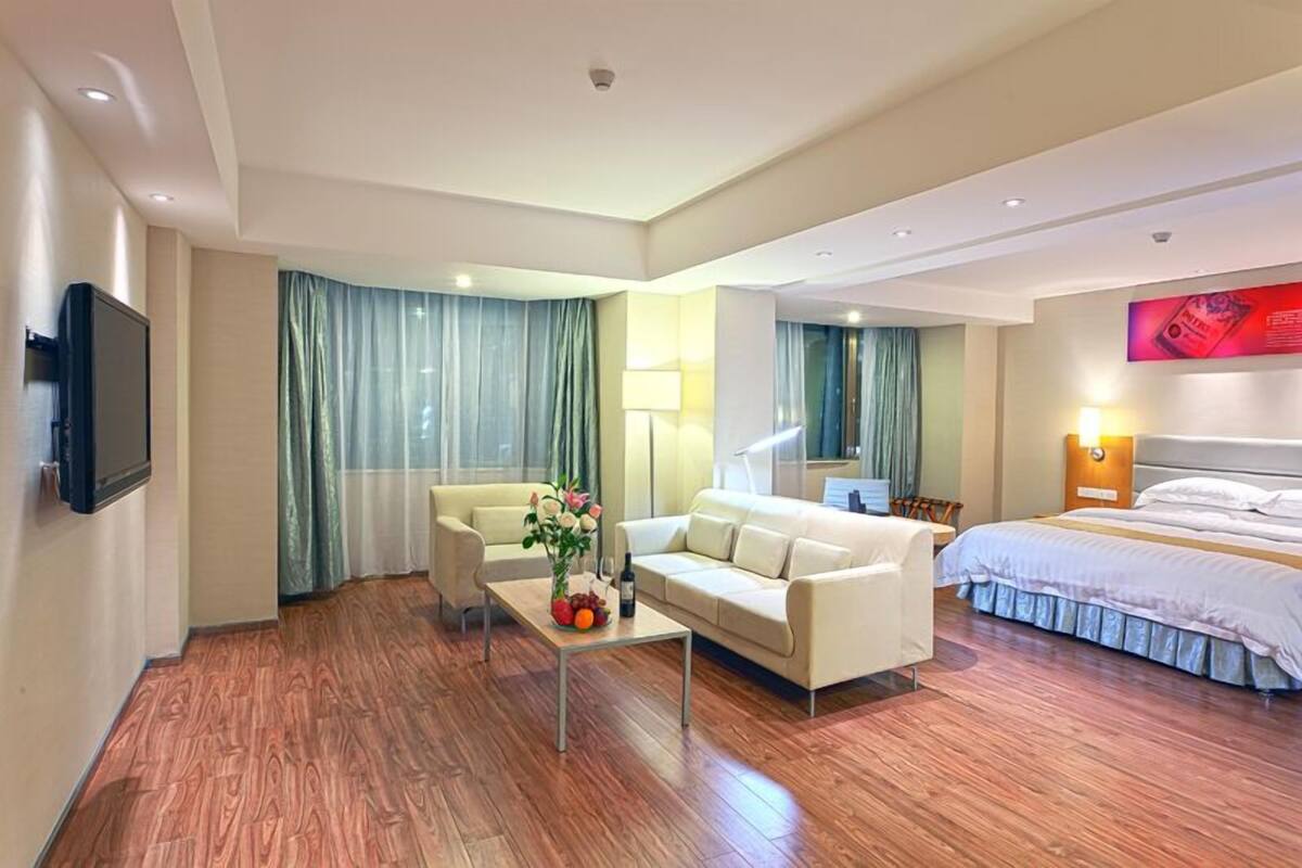 Deluxe Suite | Living area | LCD TV