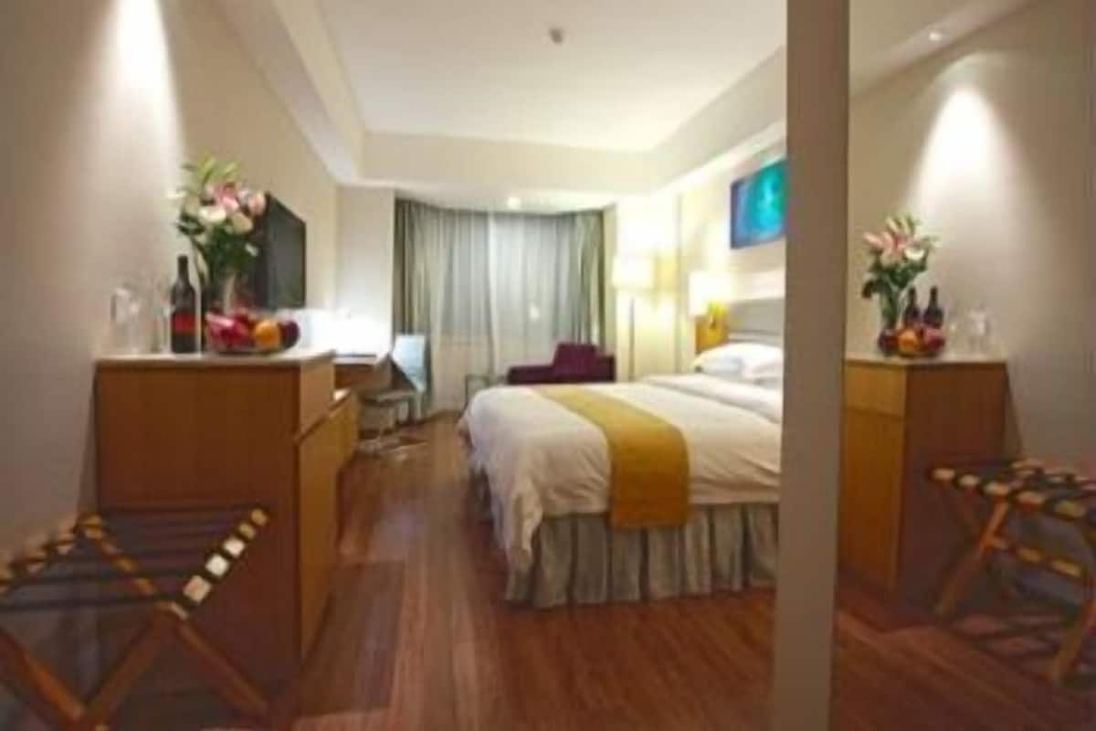 Deluxe Room | Premium bedding, minibar, in-room safe, desk