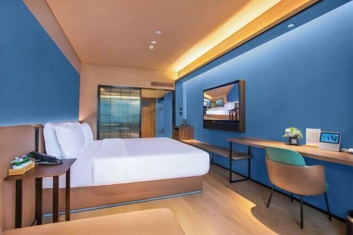 Bộ đồ giường cao cấp, minibar, két bảo mật tại phòng, bàn