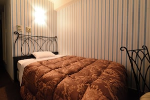 Standard-Einzelzimmer, Nichtraucher | Daunenbettdecken, Betten mit Memory-Foam-Matratzen, Schreibtisch