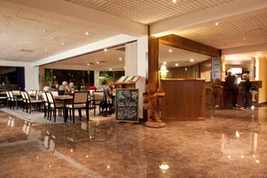 Serves dinner and happy hour - Auckland Airport Kiwi Motel (Auckland)