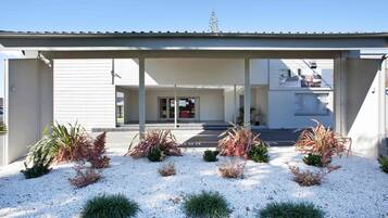 Pintu masuk properti