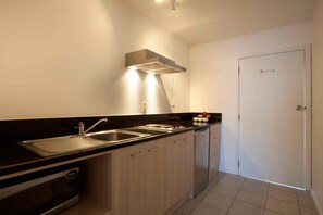 Mini-Kühlschrank, Mikrowelle, Herdplatte, Wasserkocher