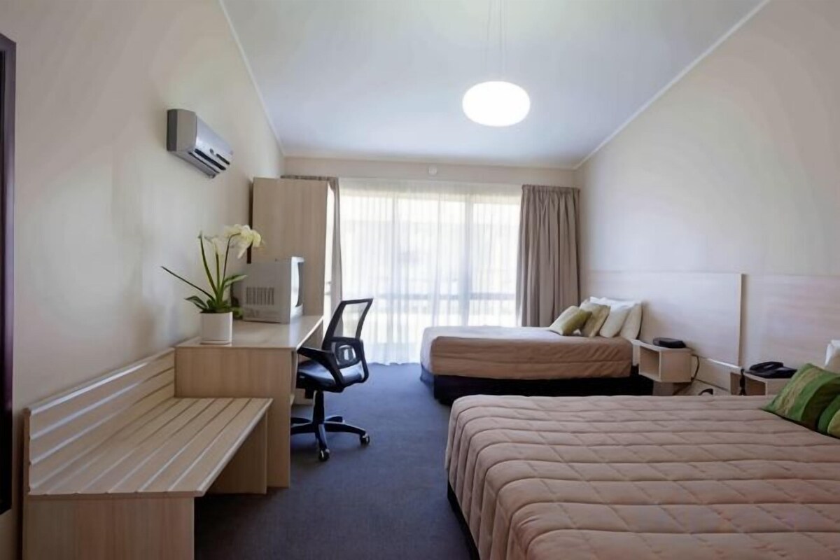 Escritorio, espacio para trabajar con laptop y cortinas blackout 
