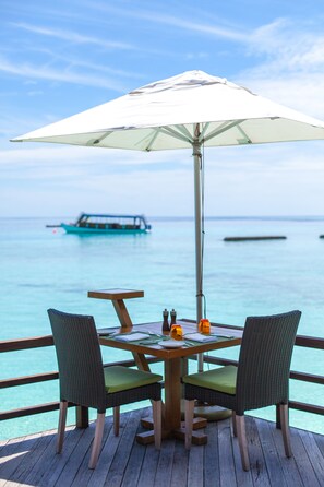 2 restaurants, breakfast served - Constance Moofushi All Inclusive (Moofushi Island)