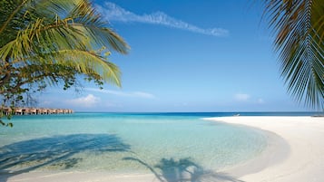 Am Strand, Liegestühle, Sonnenschirme, Strandtücher