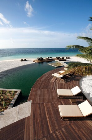 Sundeck - Constance Moofushi All Inclusive (Moofushi Island)