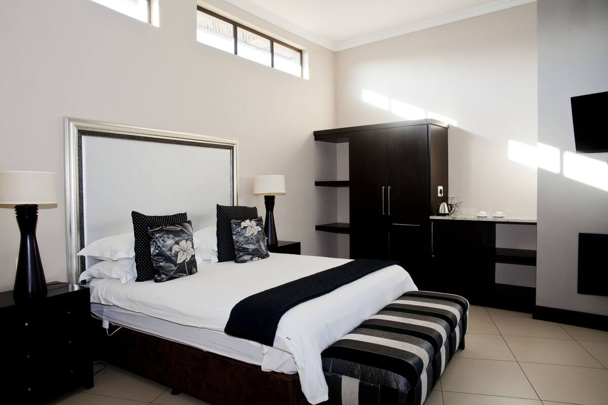 Luxury Room, 1 King Bed, Private Bathroom, Garden View | Hypo-allergenic bedding available, minibar, in-room safe, desk