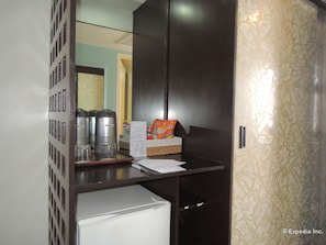 Deluxe Room, 2 Single Beds | Minibar, in-room safe, desk, free WiFi