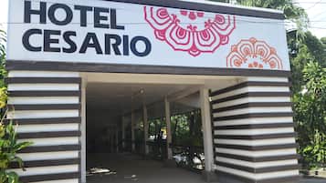 Vista frontal de la propiedad