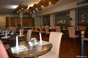 Petit déjeuner, déjeuner et dîner servis sur place