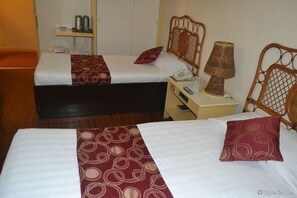 Economy room with 2 single beds | 書桌、折疊床/加床