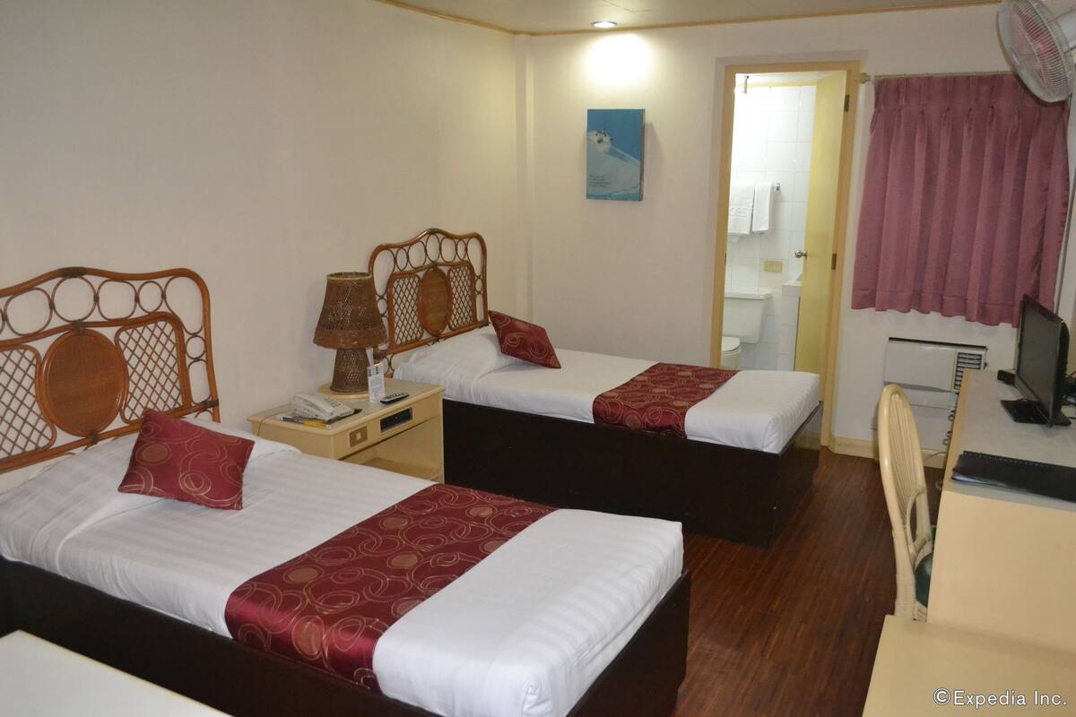 Economy room with 2 single beds | Escritorio y camas extra