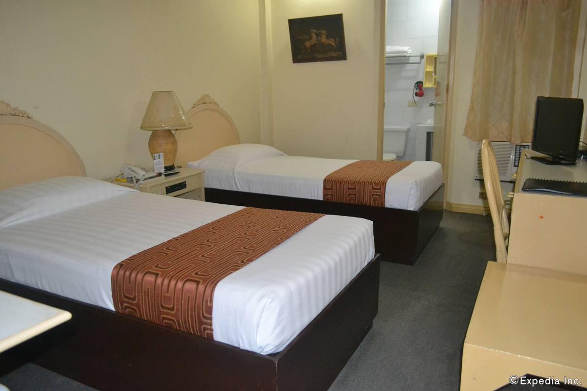 Standard room with 2 single beds | Escritorio y camas extra
