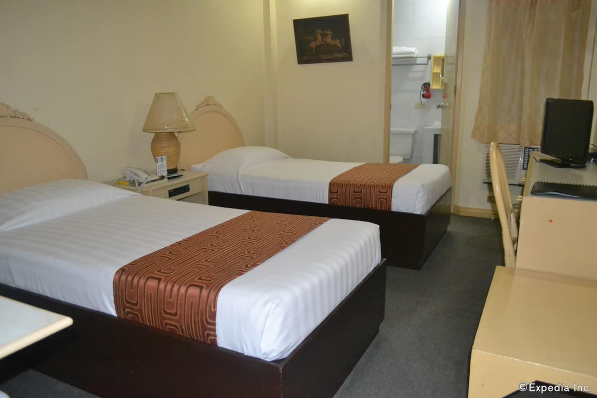 Standard room with 2 single beds | Een bureau, extra bedden