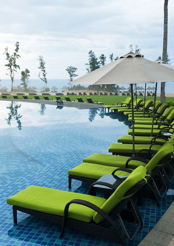 2 outdoor pools