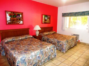 Habitación doble estándar | Decoración personalizada, muebles diferentes y wifi gratis 