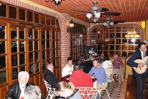 Se sirven cenas y cocina italiana