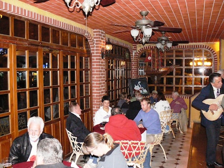 Se sirven cenas y cocina italiana