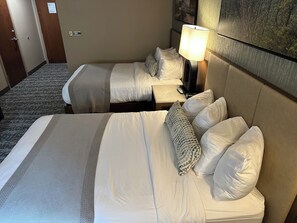 Kamer, 2 queensize bedden, toegankelijk voor mindervaliden | Luxe beddengoed, een kluis op de kamer, een bureau