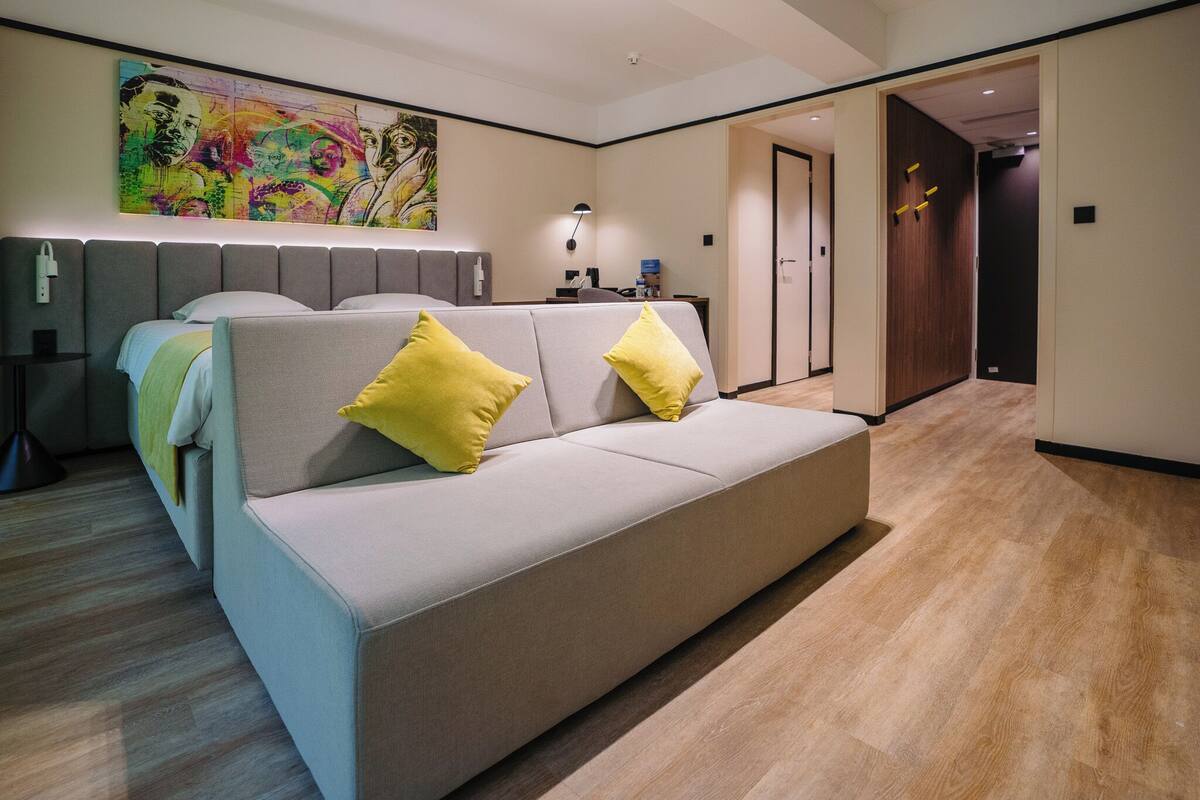 junior suite superior | desk, bed sheets